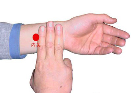 刺激內(nèi)關(guān)穴，理氣安神治耳聾