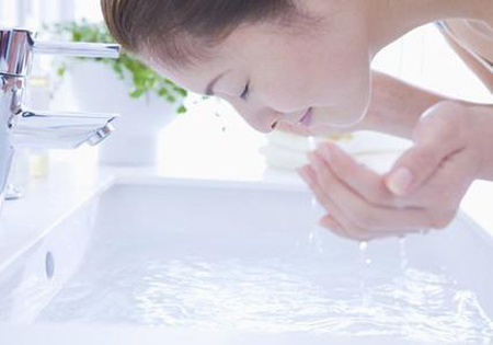 秋季天涼易感冒 冷水洗臉來(lái)預(yù)防