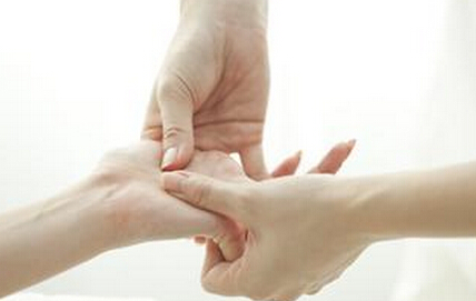 夏季胃痛胃脹 中醫(yī)按摩祛濕氣養(yǎng)脾胃。