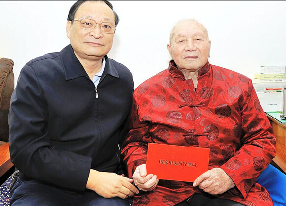 王國強看望中國中醫(yī)科學(xué)院離休干部老紅軍陳陽和