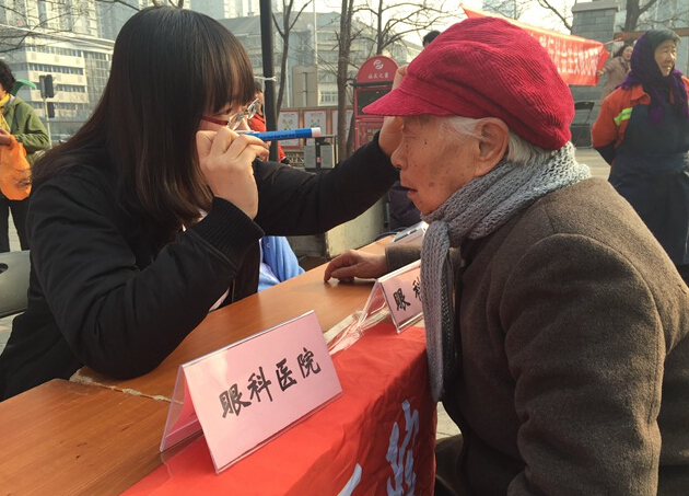 中國中醫(yī)科學(xué)院眼科醫(yī)院團(tuán)委帶領(lǐng)青年專家開展義診服務(wù)活動