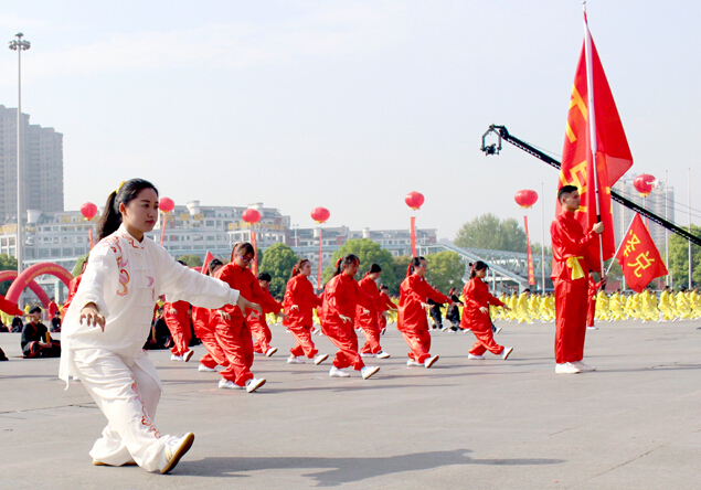 第八屆世界養(yǎng)生大會(huì)召開(kāi)，學(xué)生及愛(ài)好者表演“千人五禽戲”