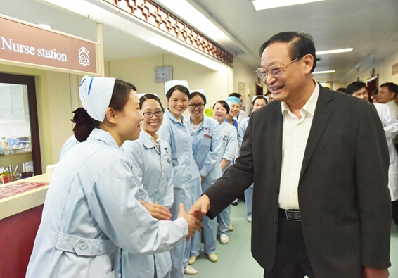 王國強調(diào)研江西省中醫(yī)院，向正在值班的護理人員致以節(jié)日的問候