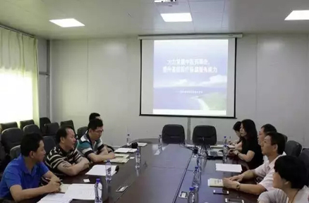 省衛(wèi)生計生委黨組成員、省中醫(yī)藥局局長徐慶鋒（左二）調(diào)研中