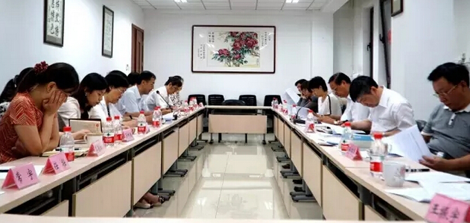 王國(guó)強(qiáng)在報(bào)社新媒體部了解新媒體建設(shè)情況。