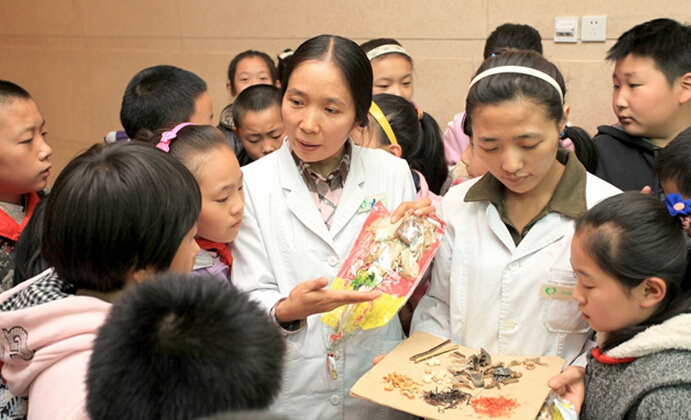 新疆維吾爾自治區(qū)向來(lái)注重在中小學(xué)校傳播中醫(yī)藥、民族醫(yī)藥文化知識(shí)