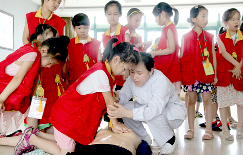 浙江省嘉興市中醫(yī)院醫(yī)護人員向小學生教授心肺復蘇等急救知識