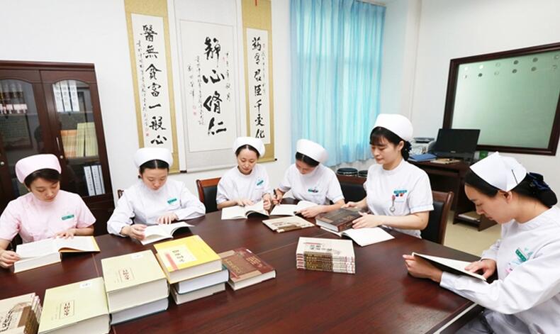 襄陽(yáng)市中醫(yī)醫(yī)院青年護(hù)士自發(fā)組織開展“學(xué)經(jīng)典，讀古籍”活動(dòng)