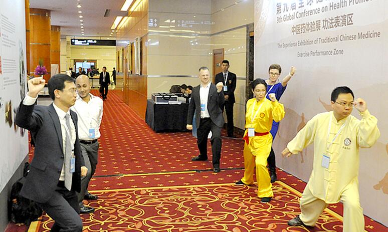 多位世衛(wèi)組織官員跟隨上海易筋經(jīng)傳人嚴石卿學習易筋經(jīng)