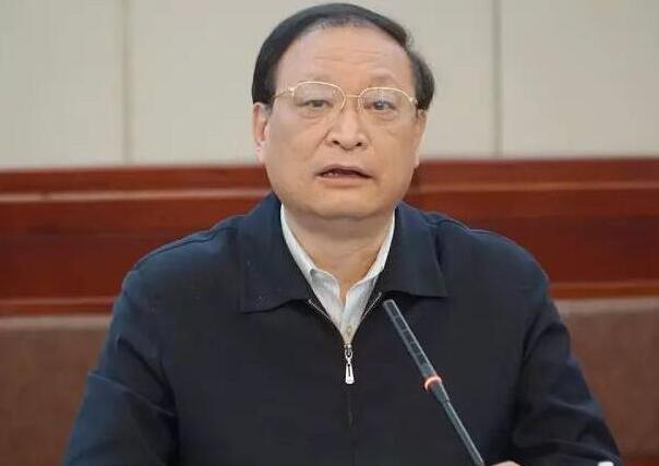  抓住配套制度出臺(tái)的時(shí)間節(jié)點(diǎn)，確保中醫(yī)診所備案管理、中醫(yī)醫(yī)術(shù)確有專長(zhǎng)人員分類(lèi)考核、經(jīng)典名方注冊(cè)、醫(yī)療機(jī)構(gòu)中藥飲片炮制及制劑備案管理、中醫(yī)養(yǎng)生保健規(guī)范等重大創(chuàng)新制度如期出臺(tái)。 《中華人民共和國(guó)中醫(yī)藥法》將于7月1日正式實(shí)施。4月27日，國(guó)家中醫(yī)藥管理局組織召開(kāi)黨組理論學(xué)習(xí)中心組（擴(kuò)大）2017年第三次集體學(xué)習(xí)會(huì)議，旨在通過(guò)學(xué)習(xí)培訓(xùn)，全面準(zhǔn)確了解、把握中醫(yī)藥法精神實(shí)質(zhì)和基本內(nèi)容，推動(dòng)中醫(yī)藥法的宣傳貫徹執(zhí)行。國(guó)家衛(wèi)生計(jì)生委副主任，國(guó)家中醫(yī)藥管理局黨組書(shū)記、局長(zhǎng)王國(guó)強(qiáng)主持會(huì)議并強(qiáng)調(diào)，精準(zhǔn)把握中醫(yī)藥法的制度創(chuàng)新，抓緊抓好配套制度建設(shè)，確保中醫(yī)診所備案管理等重大創(chuàng)新制度如期出臺(tái)。 1.jpg 2.jpg 王國(guó)強(qiáng)表示，要充分認(rèn)識(shí)中醫(yī)藥法的重大意義和深刻內(nèi)涵，牢牢把握中醫(yī)藥法在推動(dòng)中醫(yī)藥振興發(fā)展中的基礎(chǔ)性和全局性的作用，把實(shí)施好這部法律及配套制度作為貫徹落實(shí)依法治國(guó)基本方略，依法推動(dòng)中醫(yī)藥發(fā)展、推進(jìn)健康中國(guó)建設(shè)的重要抓手，認(rèn)真學(xué)習(xí)、廣泛宣傳。 王國(guó)強(qiáng)強(qiáng)調(diào)： 全面準(zhǔn)確把握中醫(yī)藥法的精神實(shí)質(zhì)和重要內(nèi)容 一要深刻領(lǐng)會(huì)中醫(yī)藥法的立法背景、立法宗旨和基本原則，準(zhǔn)確把握中醫(yī)藥法保護(hù)、扶持和促進(jìn)中醫(yī)藥事業(yè)發(fā)展的精神實(shí)質(zhì)。 二要全面深入學(xué)習(xí)理解中醫(yī)藥法的基本內(nèi)容，熟練掌握法律條款，使中醫(yī)藥法所有規(guī)定都能得到正確理解、嚴(yán)格執(zhí)行。 三要精準(zhǔn)把握中醫(yī)藥法的創(chuàng)新制度。中醫(yī)藥法在中醫(yī)診所、中醫(yī)醫(yī)師準(zhǔn)入、中藥管理等多個(gè)方面對(duì)現(xiàn)有的管理制度進(jìn)行改革創(chuàng)新。要深刻認(rèn)識(shí)這一系列創(chuàng)新規(guī)定對(duì)中醫(yī)藥改革發(fā)展的引領(lǐng)和推動(dòng)作用，積極轉(zhuǎn)變管理理念，著力推動(dòng)制度創(chuàng)新，出臺(tái)配套管理措施，使法律規(guī)定切實(shí)得到貫徹落實(shí)。 王國(guó)強(qiáng)指出，把中醫(yī)藥法學(xué)習(xí)宣傳和貫徹落實(shí)好，是當(dāng)前和今后一個(gè)時(shí)期中醫(yī)藥工作的重要任務(wù)，要當(dāng)作頭等大事來(lái)抓。各部門(mén)各單位要按照局里的統(tǒng)一方案部署，圍繞7月1日這個(gè)時(shí)間節(jié)點(diǎn)，加強(qiáng)組織協(xié)調(diào)，抓住重點(diǎn)，積極整體推進(jìn)。 要廣泛深入開(kāi)展學(xué)習(xí)宣傳。認(rèn)真抓好中醫(yī)藥法及配套制度的學(xué)習(xí)培訓(xùn)及宣傳普及工作，為法律的順利實(shí)施打牢思想基礎(chǔ)，營(yíng)造良好氛圍。 要抓緊抓好配套制度建設(shè) 配套制度建設(shè)是推動(dòng)中醫(yī)藥法有效實(shí)施的重要保障，抓好配套制度的制定是當(dāng)前工作的重中之重。 一要抓住配套制度出臺(tái)的時(shí)間節(jié)點(diǎn)，確保中醫(yī)診所備案管理、中醫(yī)醫(yī)術(shù)確有專長(zhǎng)人員分類(lèi)考核、經(jīng)典名方注冊(cè)、醫(yī)療機(jī)構(gòu)中藥飲片炮制及制劑備案管理、中醫(yī)養(yǎng)生保健規(guī)范等重大創(chuàng)新制度如期出臺(tái)。 二要抓好配套制度的起草質(zhì)量，確保配套制度的合理性、實(shí)用性和可操作性。 三要加強(qiáng)溝通協(xié)調(diào)，與相關(guān)部門(mén)在配套制度重點(diǎn)環(huán)節(jié)和關(guān)鍵問(wèn)題上最大程度形成共識(shí)。 四要做好與相關(guān)法律法規(guī)的銜接，依據(jù)中醫(yī)藥法及配套制度，全面清理相關(guān)的法規(guī)、規(guī)章和規(guī)范性文件，進(jìn)行必要的立、改、廢、釋。 五要加強(qiáng)對(duì)各地中醫(yī)藥立法工作的指導(dǎo)，推動(dòng)各地盡快制定或修訂地方性法規(guī)。 要認(rèn)真抓好法律的貫徹執(zhí)行。適應(yīng)依法治理、依法行政、依法興業(yè)新形勢(shì)的要求，做到有法必依、執(zhí)法必嚴(yán)、違法必究。正確研判中醫(yī)藥法及配套制度實(shí)施后中醫(yī)藥監(jiān)督工作面臨的新形勢(shì)，提前謀劃安排，積極做好應(yīng)對(duì)。 國(guó)家中醫(yī)藥管理局黨組成員、副局長(zhǎng)馬建中、王志勇出席會(huì)議。全國(guó)人大常委會(huì)法工委行政法室副主任黃薇專題授課，講解中醫(yī)藥法的立法背景、過(guò)程、總體思路、主要內(nèi)容和執(zhí)法注意事項(xiàng)。局人事教育司、政策法規(guī)與監(jiān)督司、醫(yī)政司、科技司及中國(guó)中醫(yī)藥報(bào)社主要負(fù)責(zé)同志交流發(fā)言。