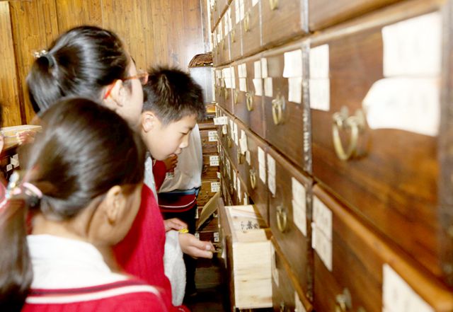 江西省南昌市城北學(xué)校小學(xué)生來到江西中醫(yī)藥大學(xué)進(jìn)行游學(xué)活動