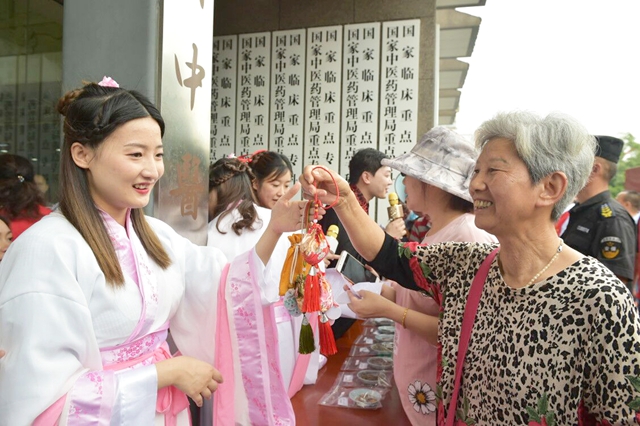 江西中醫(yī)藥大學(xué)附屬醫(yī)院舉辦中藥香囊科普宣傳志愿活動(dòng)