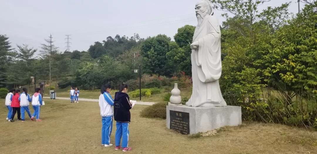 隊(duì)伍整修后，同學(xué)們開(kāi)始自由參觀園區(qū)，并拿出研修手冊(cè)對(duì)感興趣的中醫(yī)藥文化知識(shí)行實(shí)踐或?qū)W習(xí)