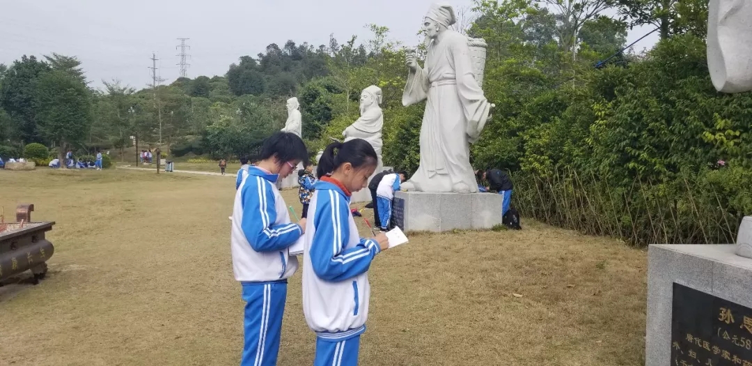 隊(duì)伍整修后，同學(xué)們開(kāi)始自由參觀園區(qū)，并拿出研修手冊(cè)對(duì)感興趣的中醫(yī)藥文化知識(shí)行實(shí)踐或?qū)W習(xí)