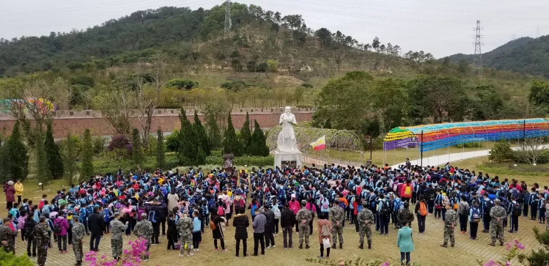 太平二小學(xué)生到達博覽園,參拜醫(yī)藥之祖——神農(nóng)