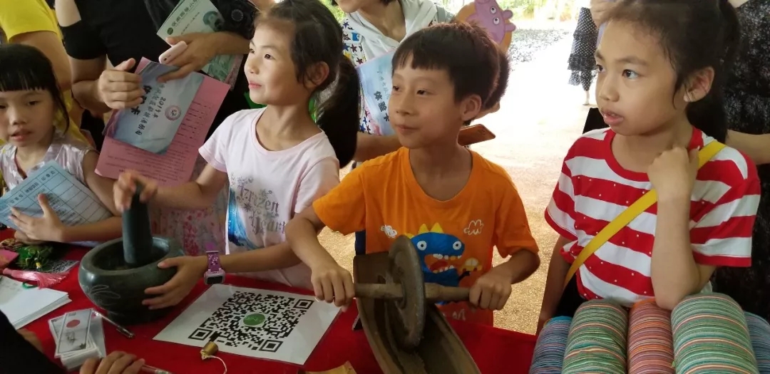 小朋友們認識中醫(yī)用具，體驗養(yǎng)生香囊的制作 