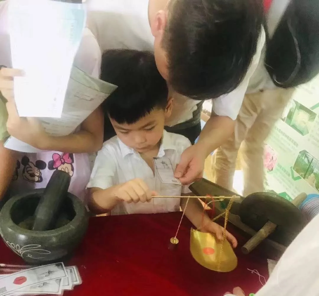 小朋友們認識中醫(yī)用具，體驗養(yǎng)生香囊的制作 