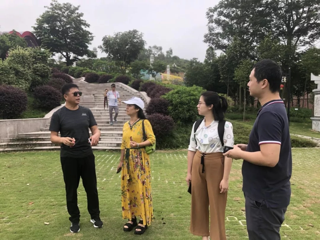 陳書記一行在總經(jīng)理耿志超的陪同下參觀博覽園項目