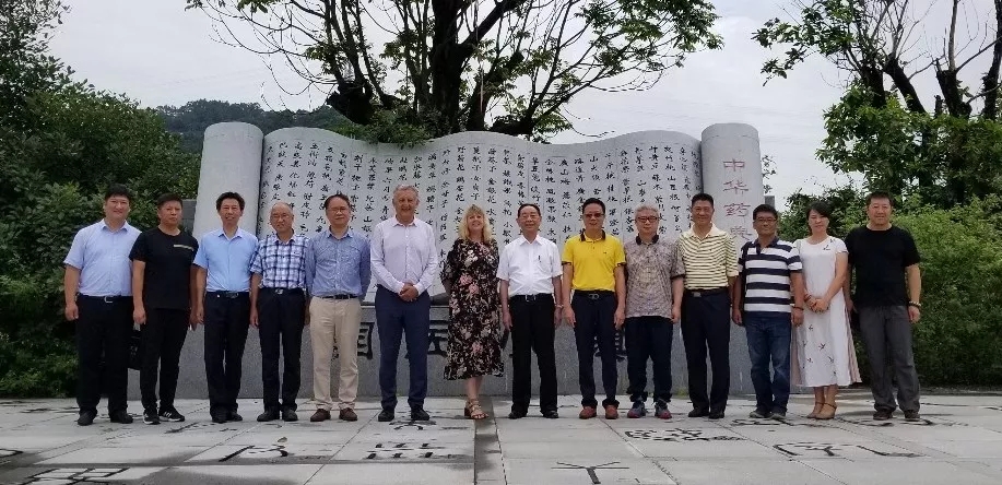 （圖為活動(dòng)當(dāng)天唐祖宣國(guó)醫(yī)大師、李少勤董事長(zhǎng)和嘉賓們參觀博覽園后合影）