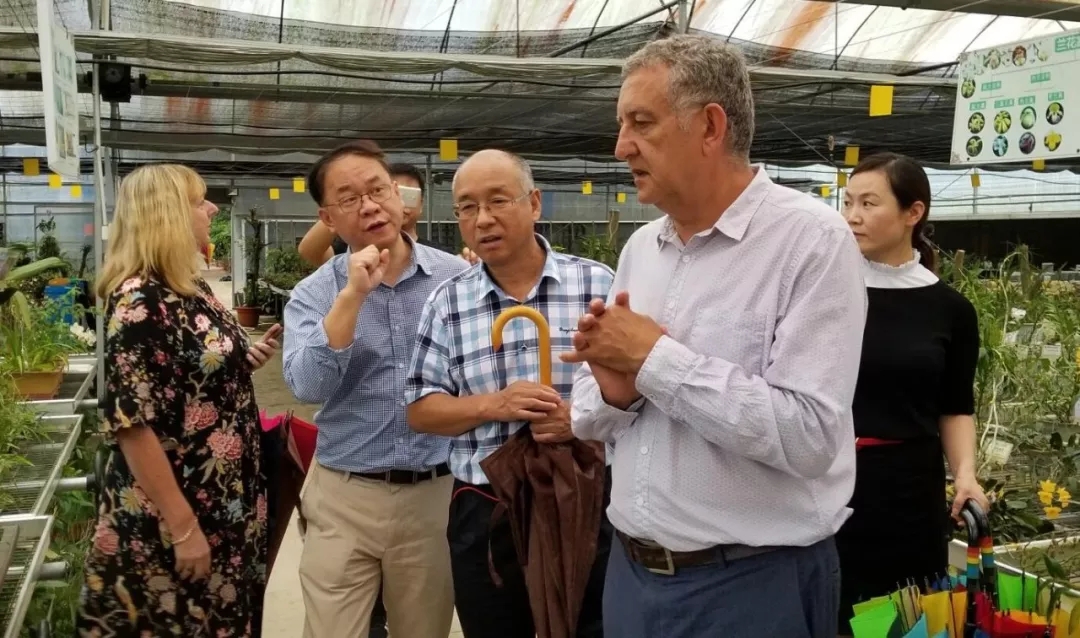 （圖為底波拉教授一行參觀嶺南中草藥種質種苗繁育基地）