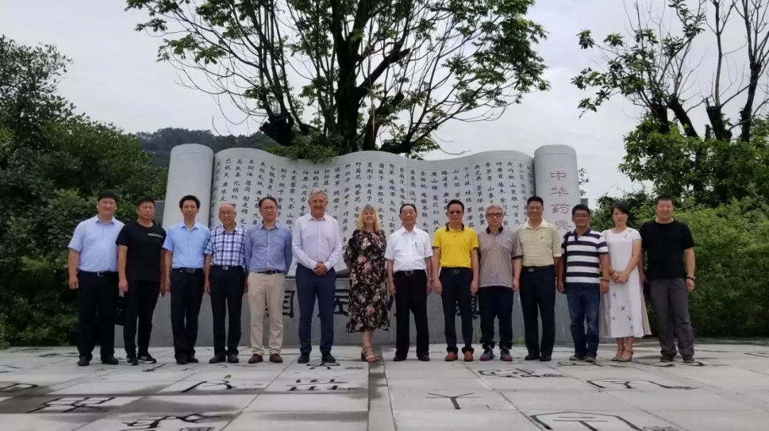 （圖為底波拉·斯威尼教授一行與唐祖宣國醫(yī)大師參觀國醫(yī)園合影留念）