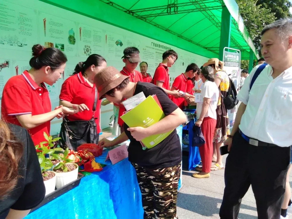 博覽園活動團隊開始布置展臺，市民上前圍觀并積極詢問