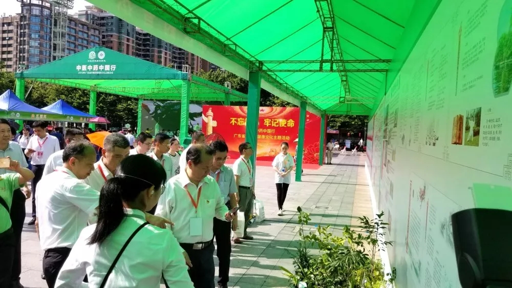廣東省衛(wèi)生計生委副主任、廣東省中醫(yī)藥局局長徐慶鋒等領導參觀各展區(qū)