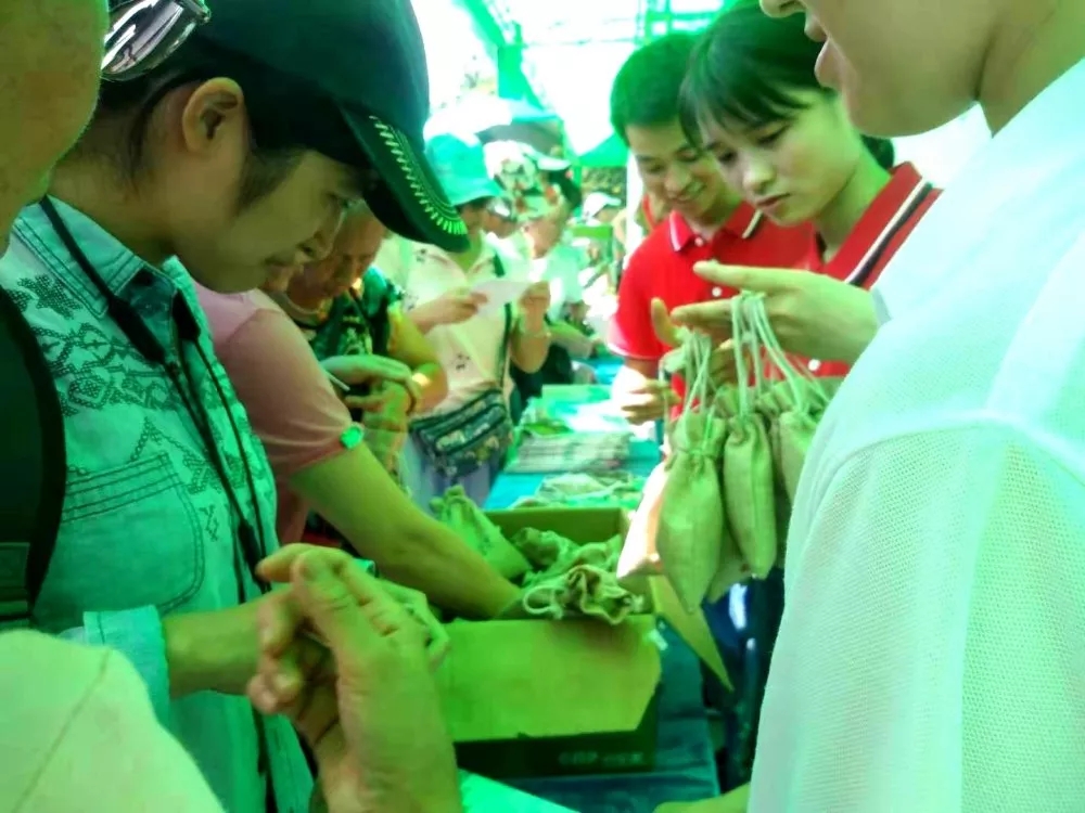 面對各種中醫(yī)藥知識提問，市民踴躍作答