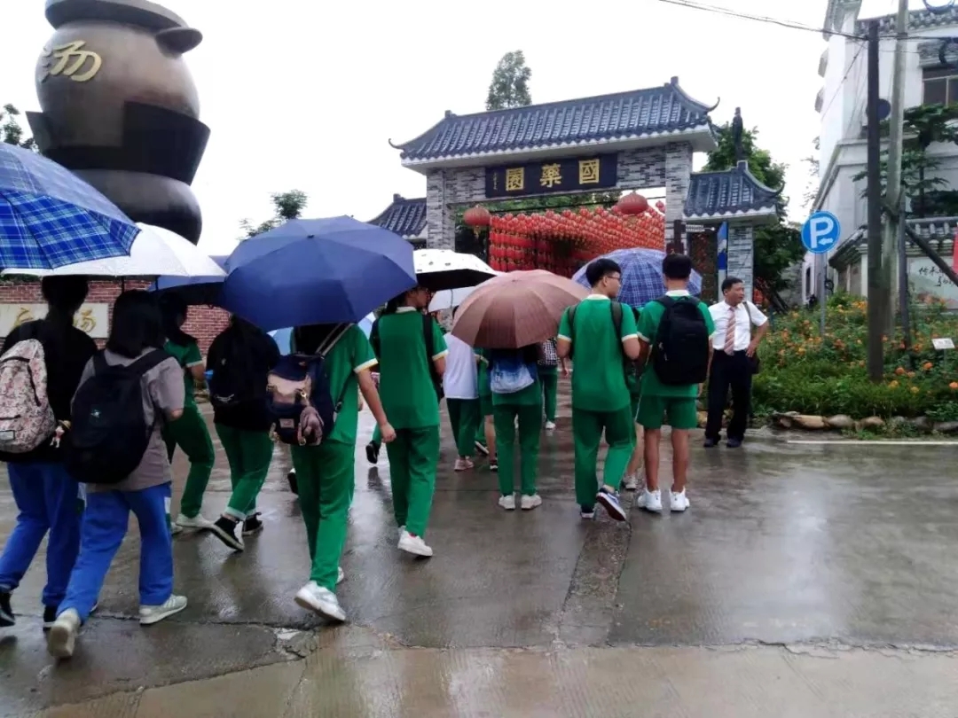 上午8:10，六中師生們陸續(xù)到達(dá)