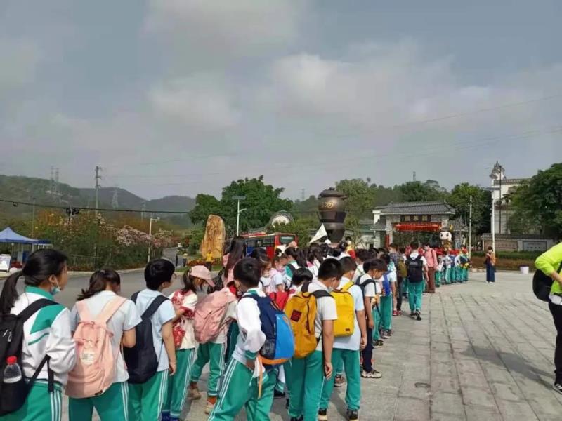 上午9:30，學(xué)生陸續(xù)到達(dá)