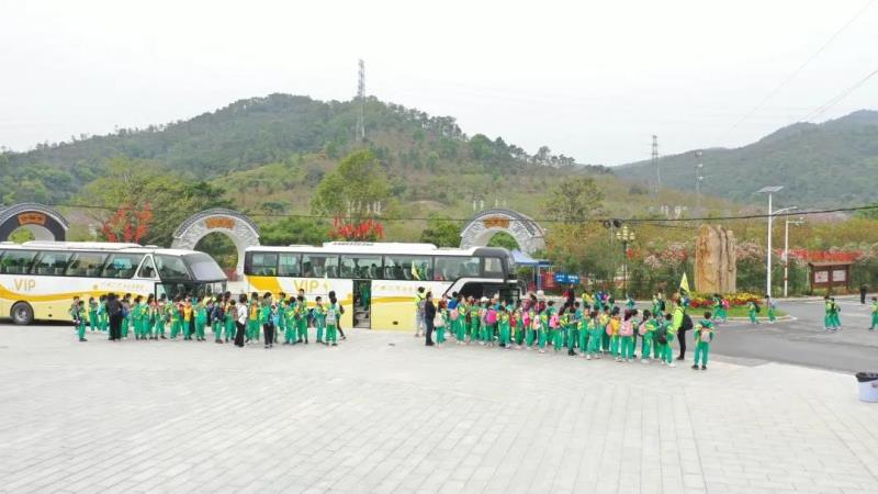 上午10:00，學(xué)生陸續(xù)到達(dá)