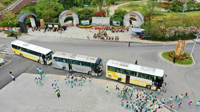 學生陸續(xù)到達