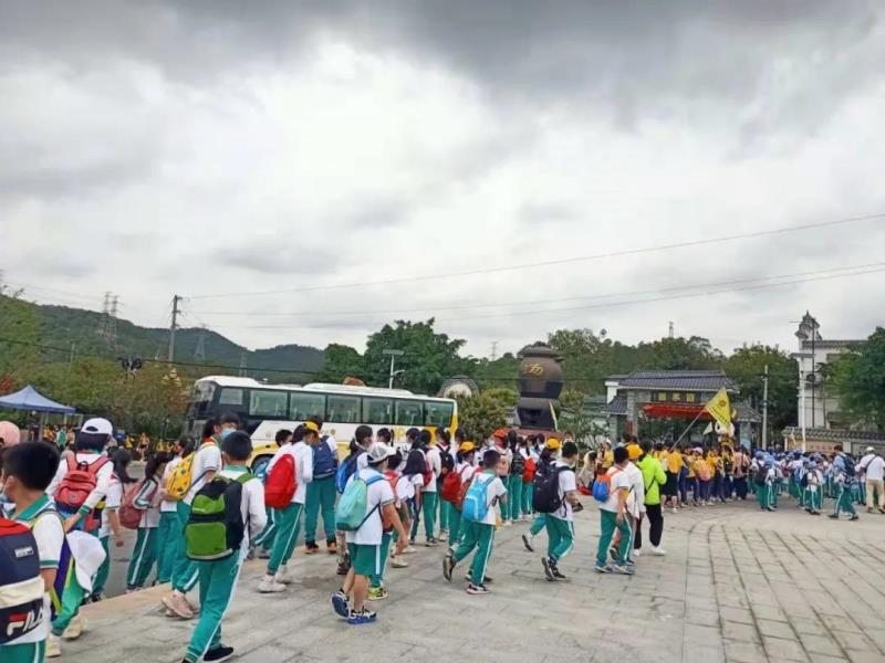 學生陸續(xù)到達