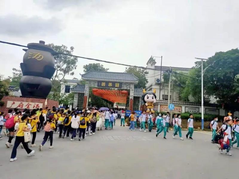 學生陸續(xù)到達