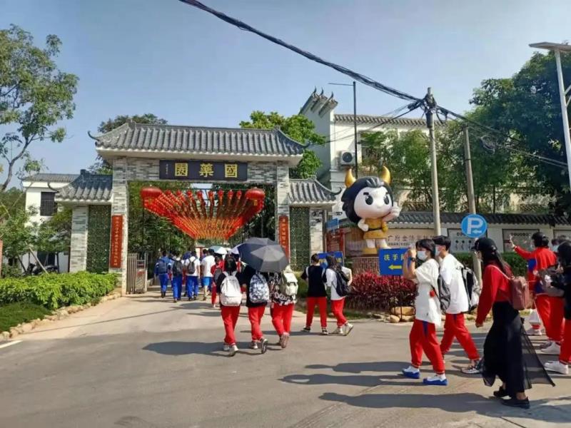 上午9:30，學(xué)生陸續(xù)到達(dá)