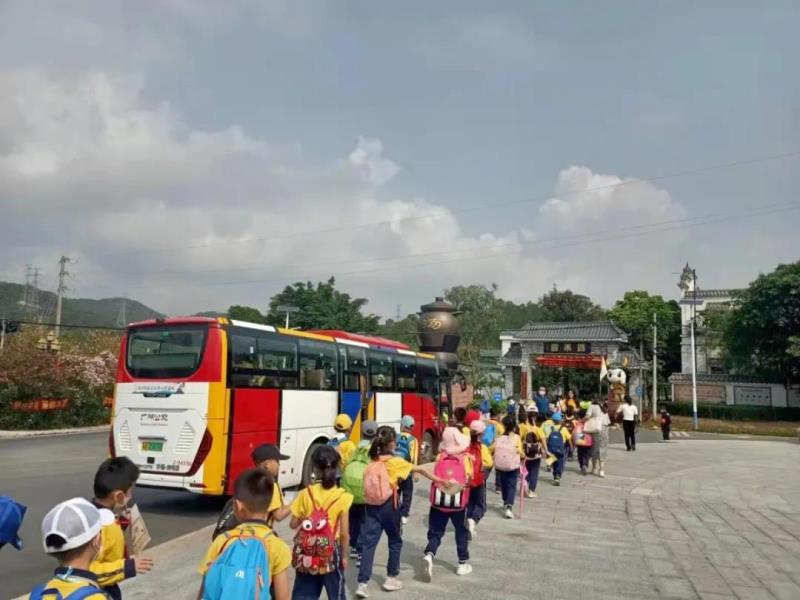 上午10:00，學(xué)生陸續(xù)到達(dá)