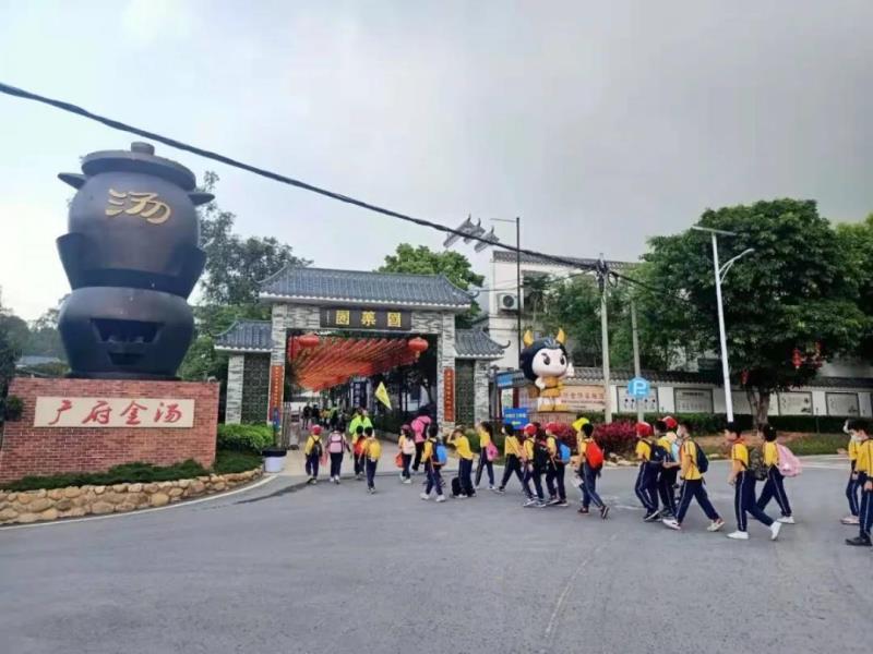 上午10:00，學(xué)生陸續(xù)到達(dá)